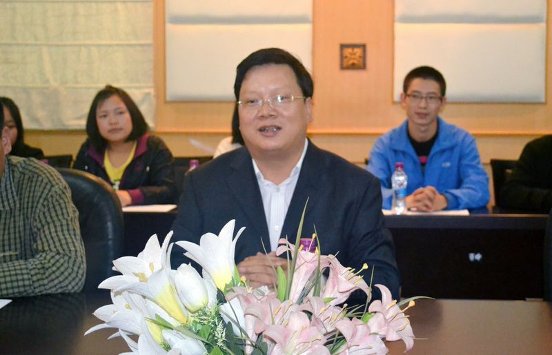 座谈会上,苏国刚校长首先代表学校对来宾表示热烈欢迎,并向来宾介绍了