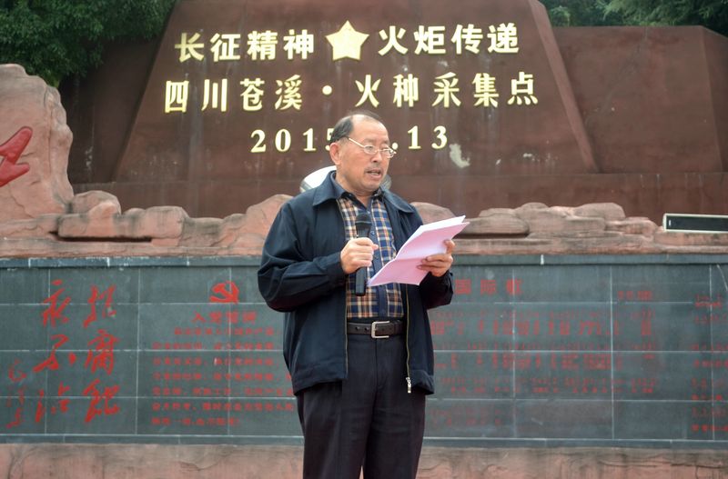 首先,关工委副主任王开益,给同学们讲述了学校,家乡和祖国在这40年