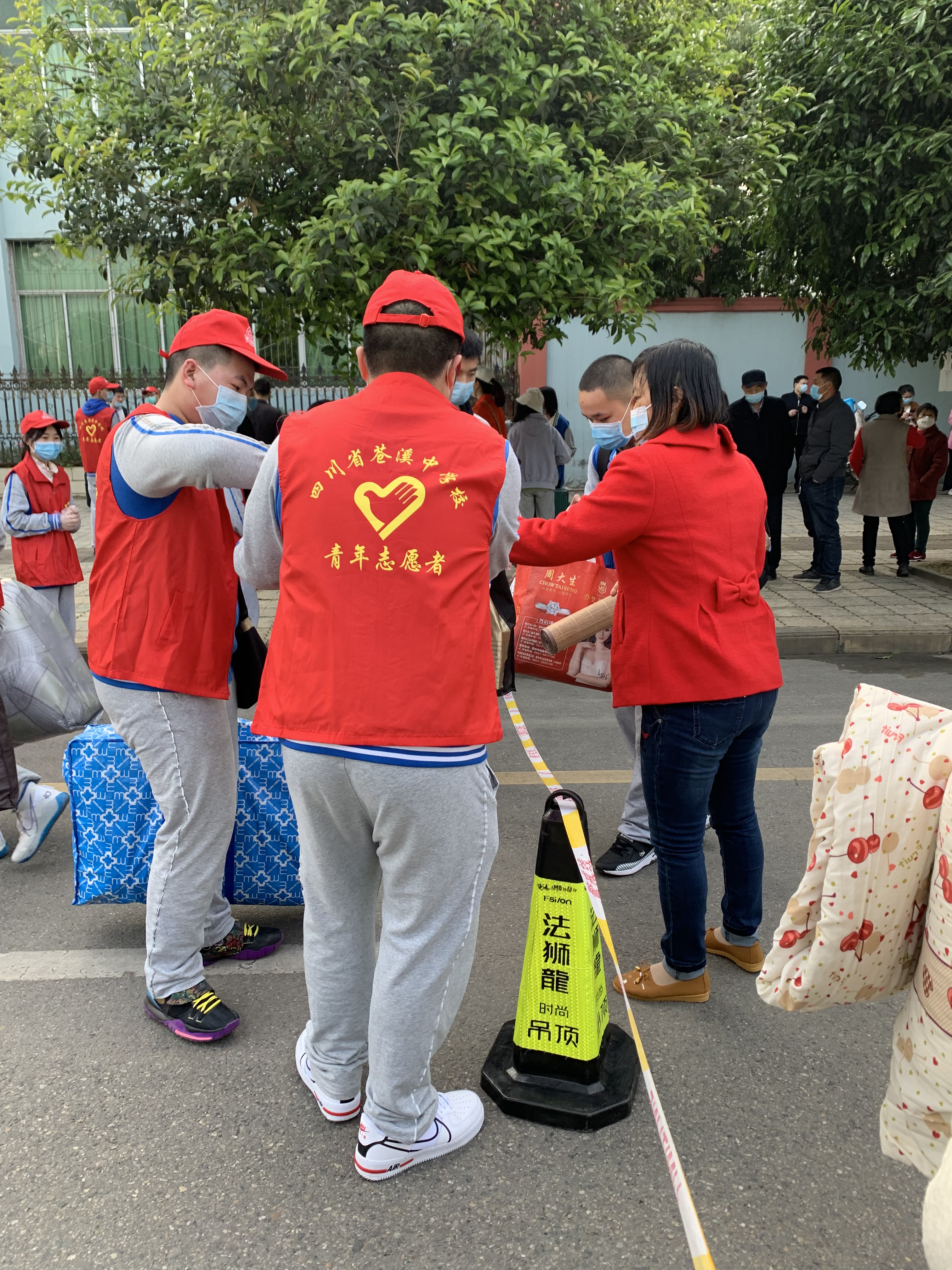 1--疫情之下开学志愿服务.JPG