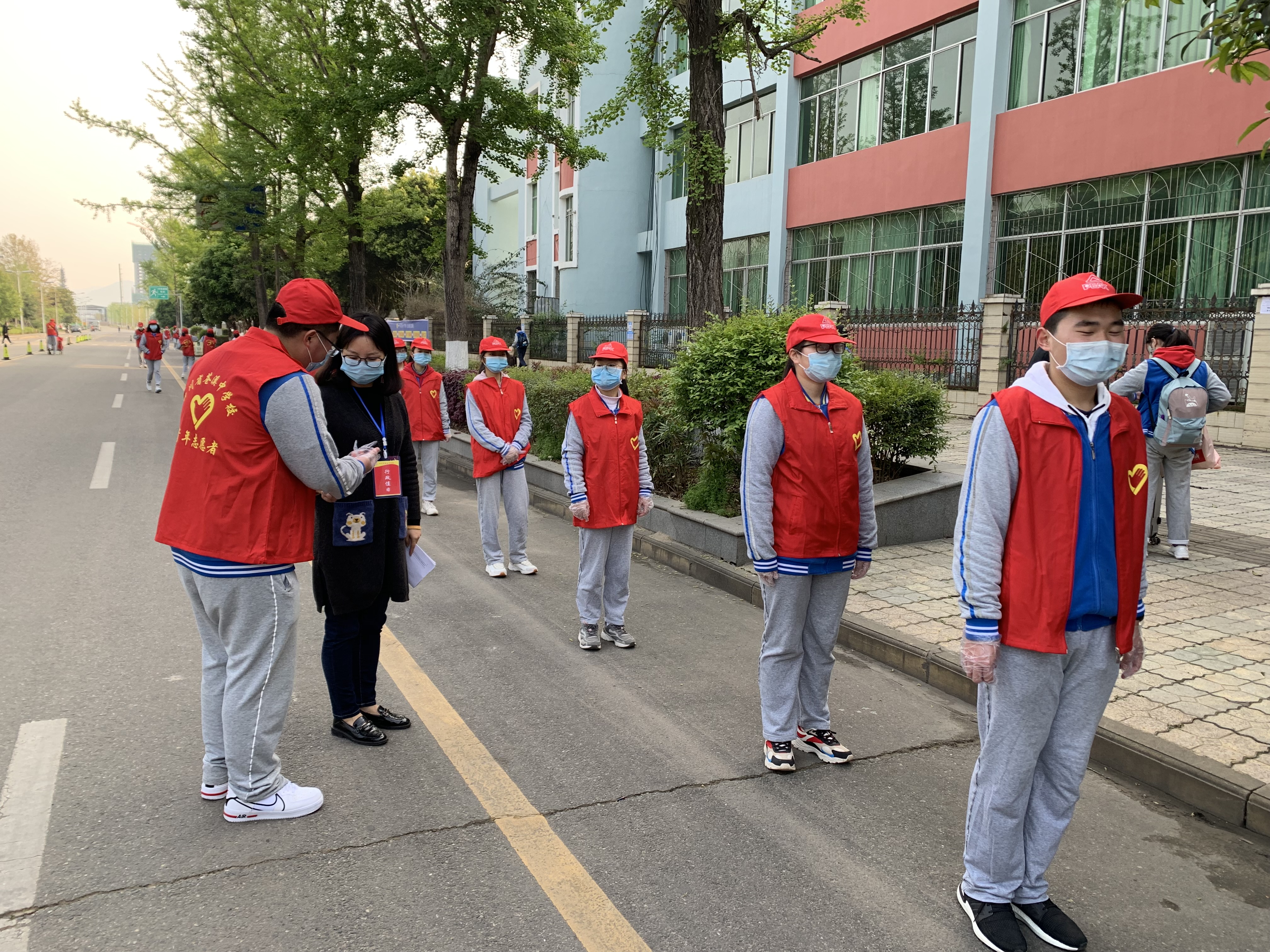1-2疫情之下开学志愿服务.JPG