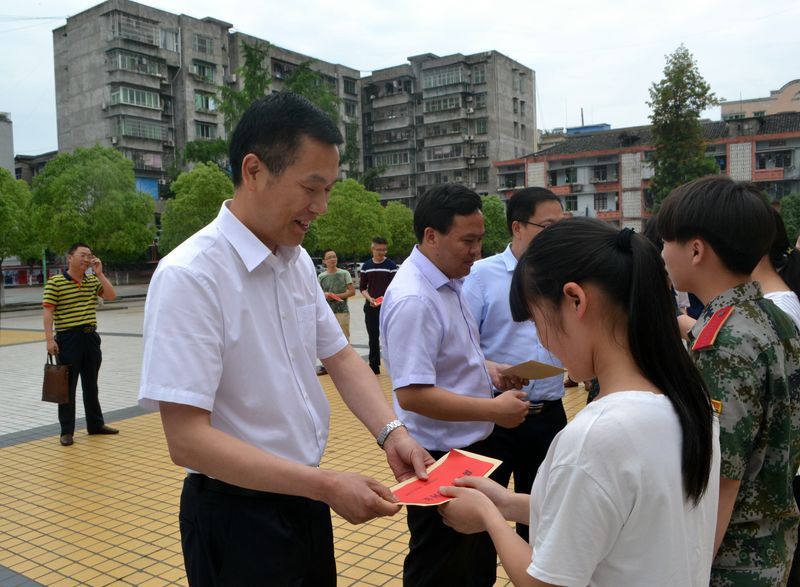 县委书记张寿于一行慰问我校高三师生 四川省苍溪中学校