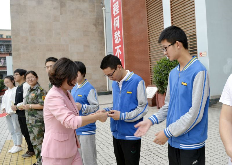 县领导慰问苍溪中学高三师生