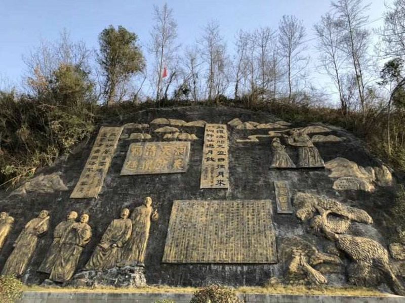 老师的组织带领下,学生们有序参观了有"书法艺术宝库"美誉的"贾家洞"