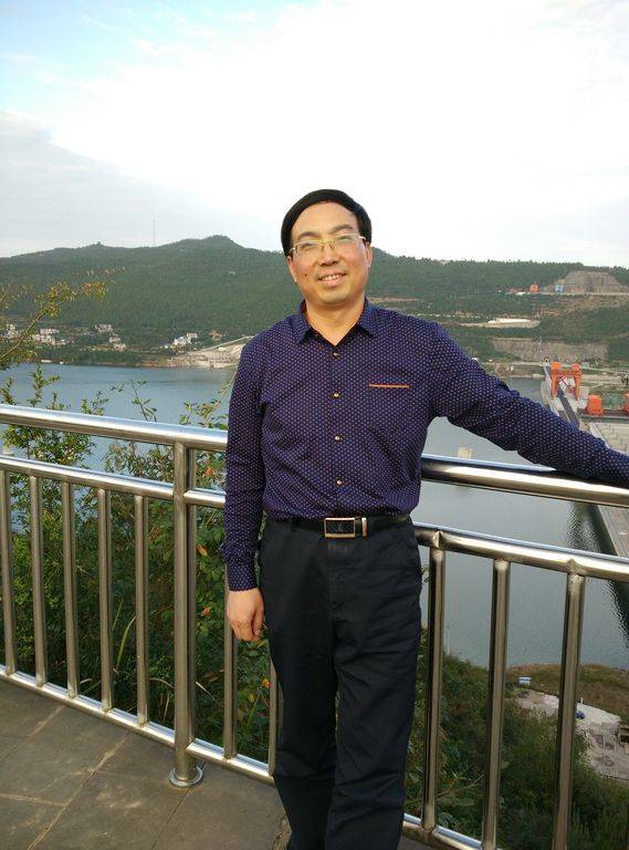 苍溪中学杨忠诚老师25年从教生涯孜孜不倦,刻苦钻研,待人诚恳,处世