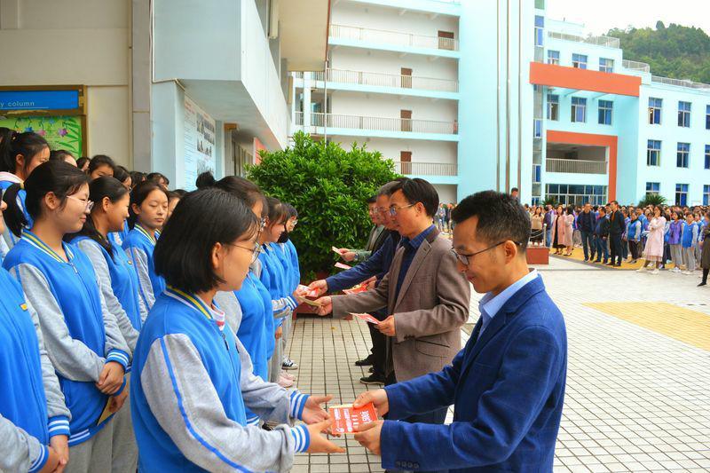 教师颁奖.jpg